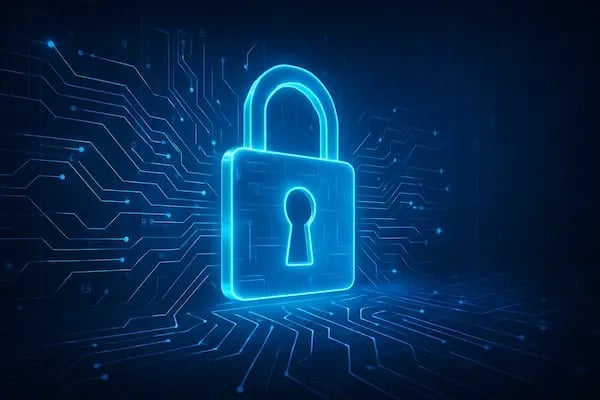 Cyberversicherung für Planungsbüros Symbolbild mit digitalem Schloss und Schaltkreis als visuelle Darstellung für IT-Sicherheit und Schutz vor Cyberangriffen in der Baubranche (1)